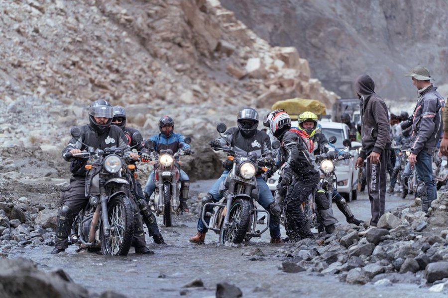 Rider_crossing_Shayok_river