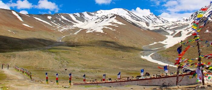 Photo Spots to Pin-Prayer flags at Kunzum Pass