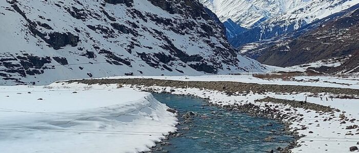 photo spot to pin-Sissu (on the way to Rohtang) with frozen lake