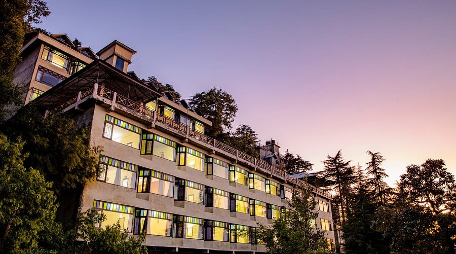 🛖 Homestays & Mid-Range