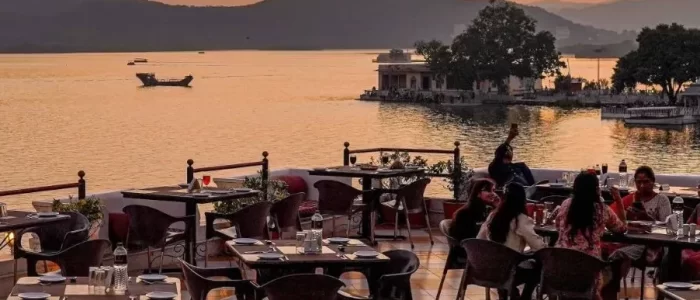 Rooftop-cafes-City Palace-backdrop-udaipur